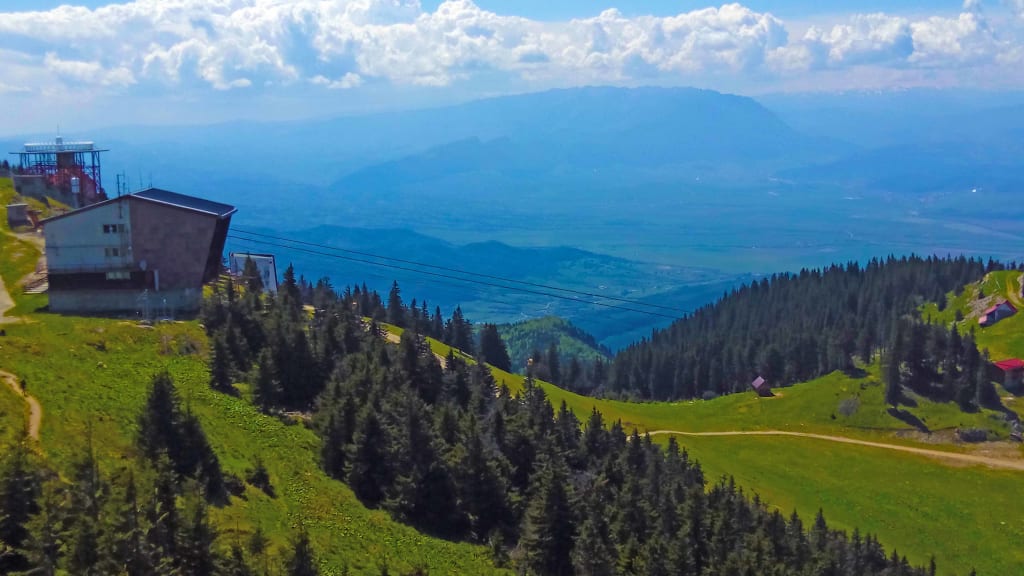 Priveliste catre Piatra Craiului, de pe Varful Postavaru, mai 2016.